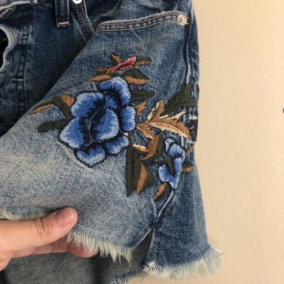 Abercrombie & Fitch High-Waist, Embroidered Shorts - Picture 4 of 11